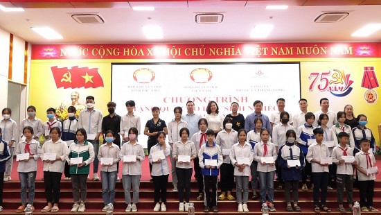 Công ty Thuốc lá Thăng Long: Mang yêu thương đến với học sinh nghèo hiếu học tại Phú Thọ