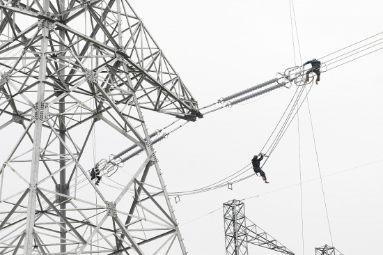EVN: Đẩy nhanh tiến độ dự án nguồn và lưới điện