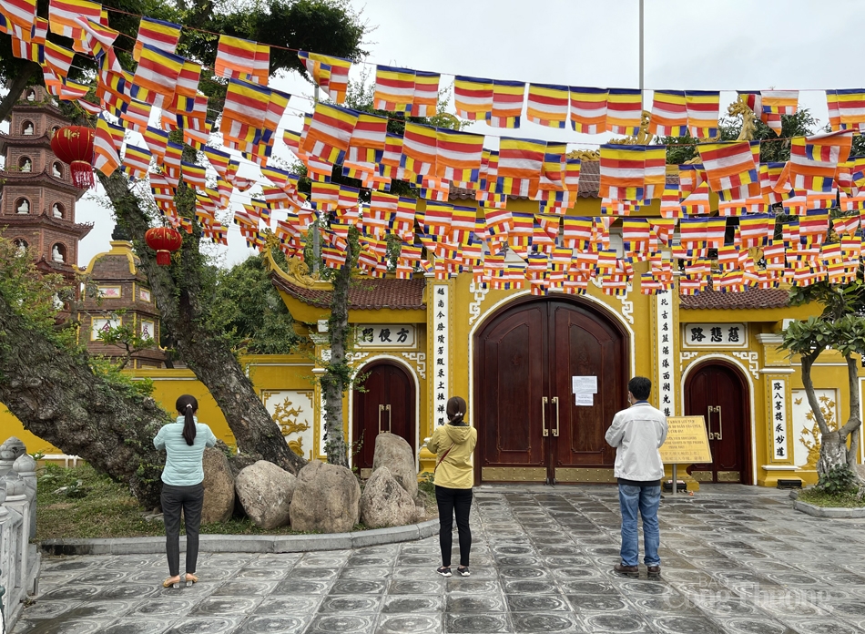Hà Nội: Đền, chùa vắng vẻ trong ngày Rằm tháng Giêng