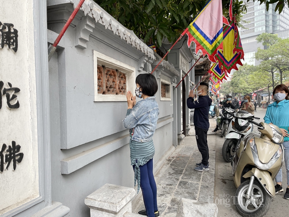 Hà Nội: Đền, chùa vắng vẻ trong ngày Rằm tháng Giêng