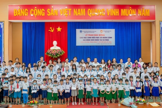 PV GAS trao tặng 500 suất học bổng cho học sinh nghèo hiếu học tỉnh Cà Mau
