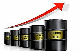 Giá dầu hôm nay 5/5: Bật tăng mạnh mẽ trước đề xuất cấm vận Nga của EU