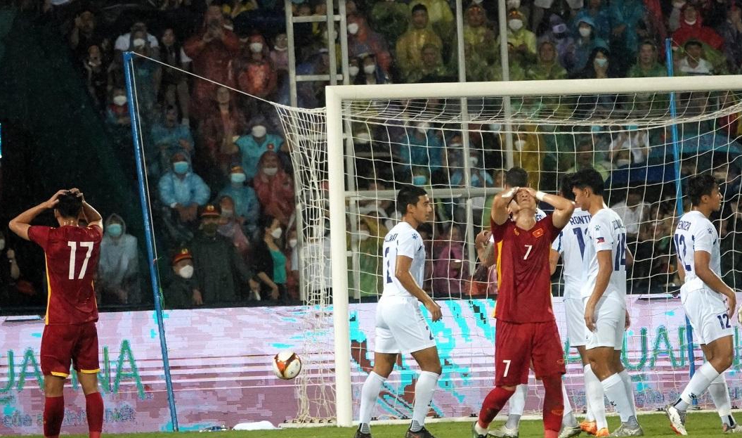 Sau pha chống phạt góc thành công, U23 Việt Nam tổ chức phản công nhanh, quá đáng tiếc khi cú sút của Tiến Linh bị hậu vệ áo trắng kịp thời cản phá chịu phạt góc.