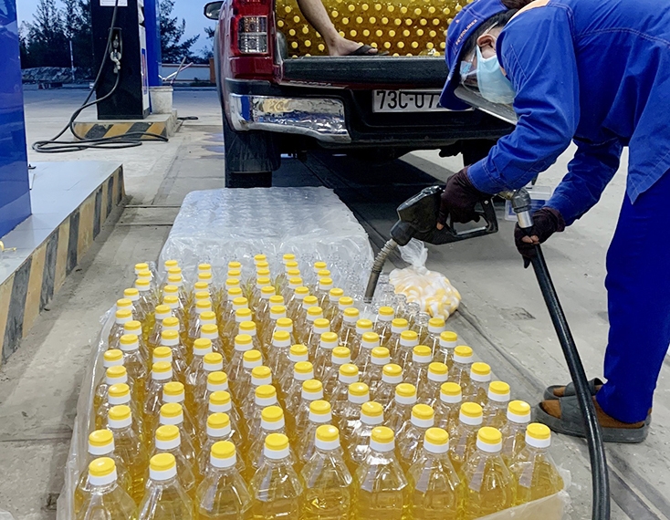 Petrolimex Quảng Bình hỗ trợ 500 lít xăng RON A95, cung cấp nước uống, khẩu trang, khăn lạnh,… để tiếp sức cùng bà con từ miền Nam trở về quê hương