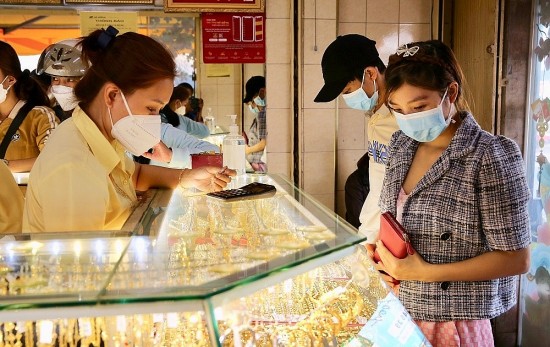 Phòng trừ rủi ro lạm phát, người Việt tăng mua vàng