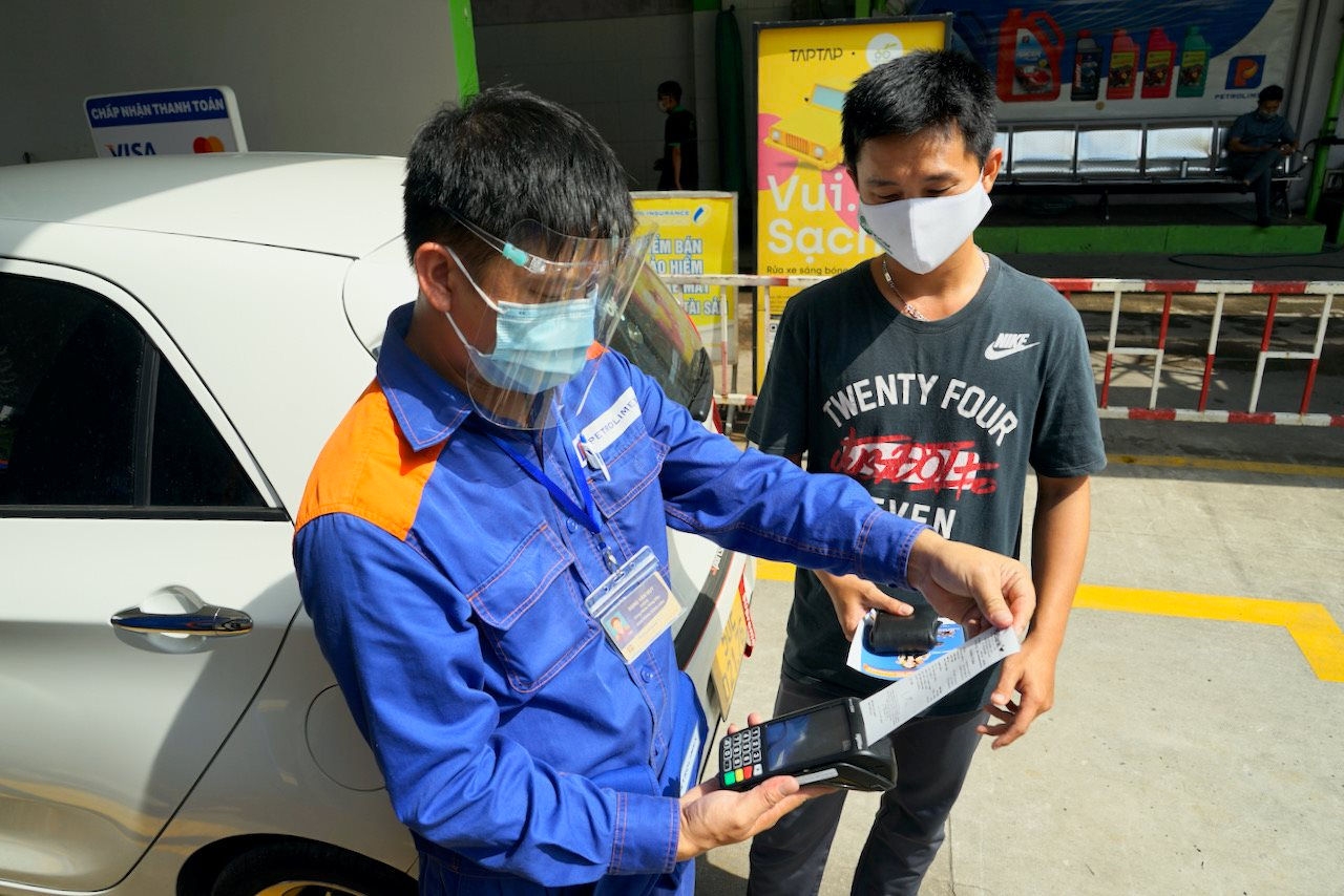 Trải nghiệm thanh toán không tiền mặt và tích điểm Petrolimex ID tại Sài Gòn