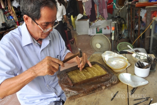 Nghệ nhân Đặng Xuân Tư: Hơn nửa thế kỷ gắn bó với nghề chạm bạc