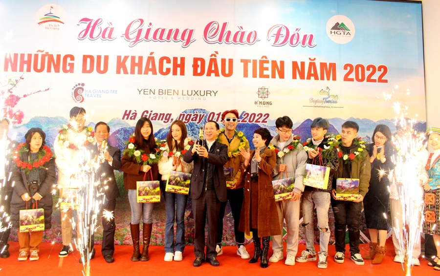 Phó Chủ tịch UBND tỉnh Hà Giang Trần Đức Quý tặng hoa và quà cho những du khách đầu tiên khách năm 2022
