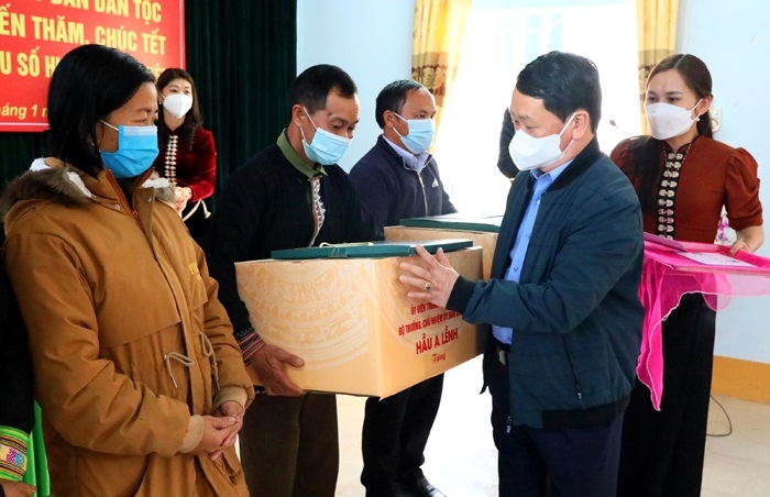 Bộ trưởng, Chủ nhiệm Hầu A Lềnh tặng quà đồng bào DTTS huyện Than Uyên, tỉnh Lai Châu