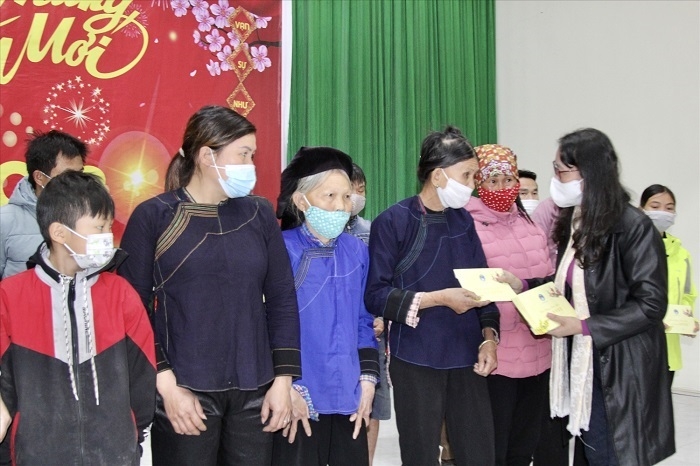Thứ trưởng, Phó Chủ nhiệm Hoàng Thị Hạnh tặng quà Tết cho người dân xã Hộ Đáp, huyện Lục Ngạn, tỉnh Bắc Giang