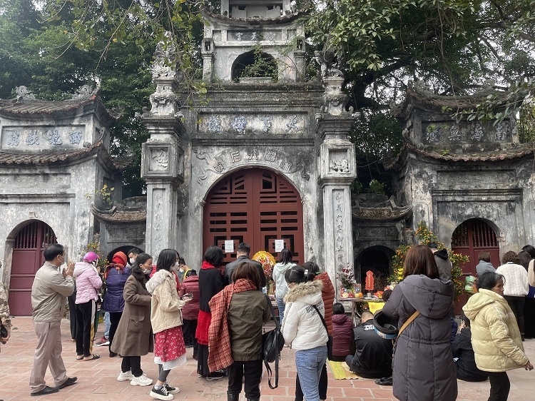Đền, chùa đóng cửa: Nhiều người dân ngậm ngùi đứng vái vọng