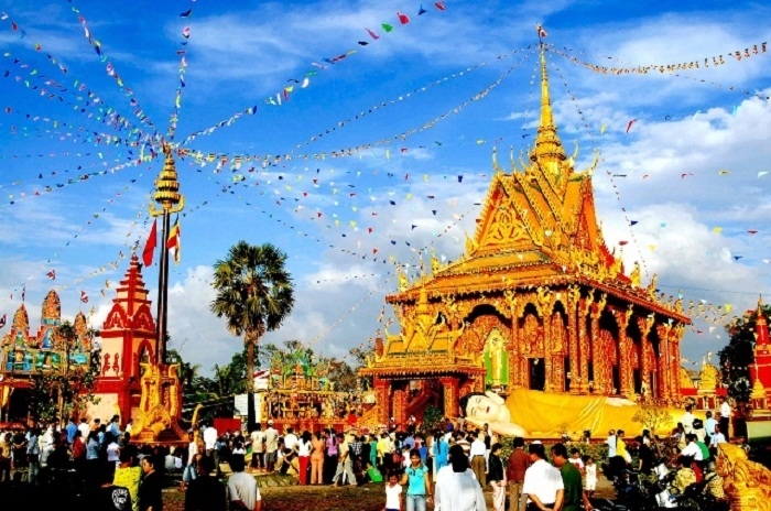 Đồng bào Khmer trang hoàng các ngôi chùa chào đón Tết Chôl Chnăm Thmây