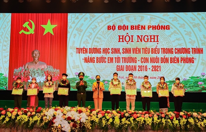 Trung tướng Đỗ Danh Vượng, Chính ủy BĐBP và bà Trương Thị Ngọc Ánh, Phó Chủ tịch Ủy ban Trung ương MTTQ Việt Nam tặng Bằng khen của Bộ Tư lệnh BĐBP cho các em học sinh, sinh viên