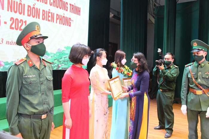 Thứ trưởng, Phó Chủ nhiệm UBDT Hoàng Thị Hạnh trao tặng Bằng khen của Bộ Tư lệnh BĐBP cho các em học sinh, sinh viên có thành tích đặc biệt xuất sắc trong học tập và rèn luyện