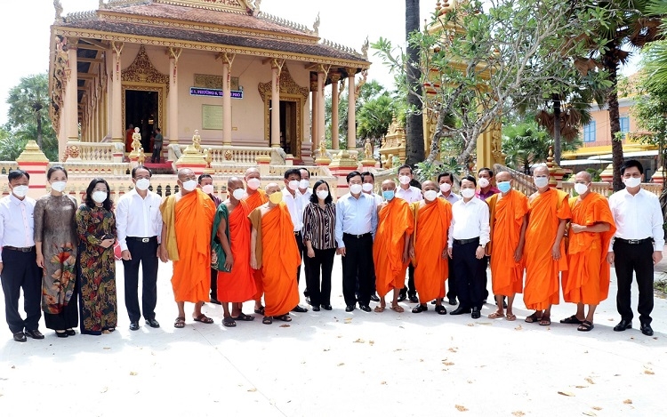 Lãnh đạo Đảng, Nhà nước, Ủy ban Dân tộc và các bộ, ngành chụp ảnh lưu niệm với các Hòa thượng tại chùa Kh'leang Sóc Trăng