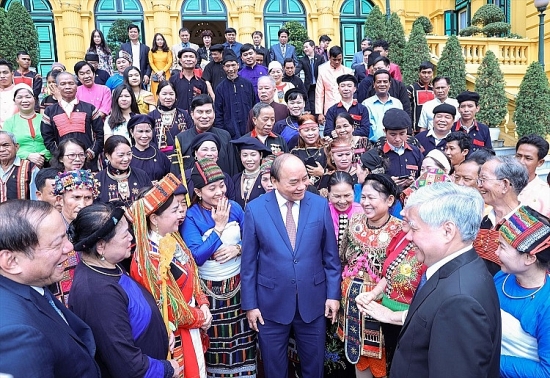 Chủ tịch nước Nguyễn Xuân Phúc gặp gỡ đại biểu già làng, trưởng bản, nghệ nhân, người có uy tín