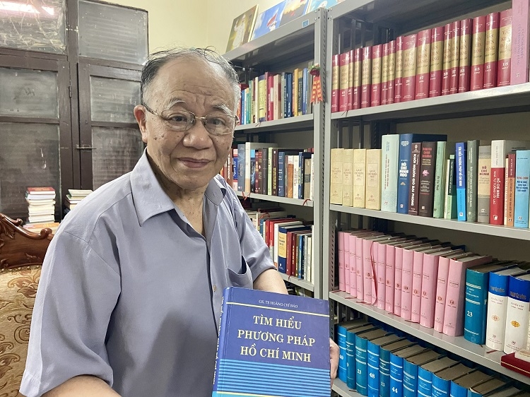 Giáo sư, Tiến sĩ Hoàng Chí Bảo giới thiệu cuốn sách “Tìm hiểu phương pháp Hồ Chí Minh” - một trong những cuốn sách được ông dày công thực hiện