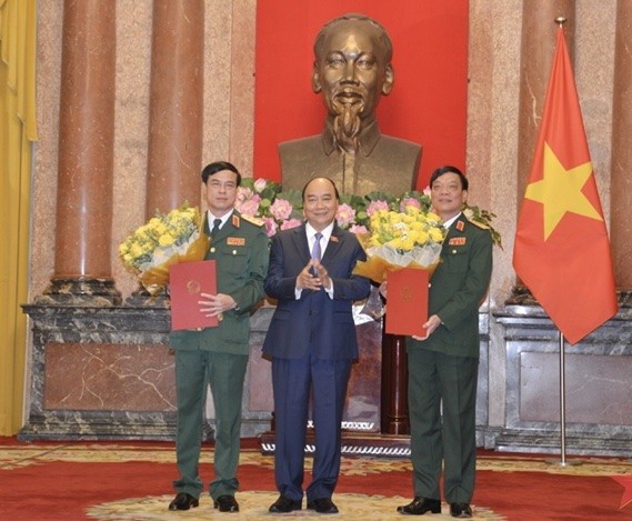 Chủ tịch nước Nguyễn Xuân Phúc trao Quyết định thăng quân hàm từ Trung tướng lên Thượng tướng cho hai sĩ quan cao cấp trong quân đội