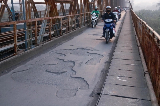 Cầu Long Biên: Tìm giải pháp xử lý sau khi xảy ra liên tiếp 2 vụ thủng mặt cầu