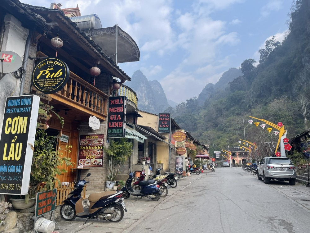 Phố cổ Đồng Văn – điểm đến thu hút đông đảo du khách khi đi du lịch Hà Giang