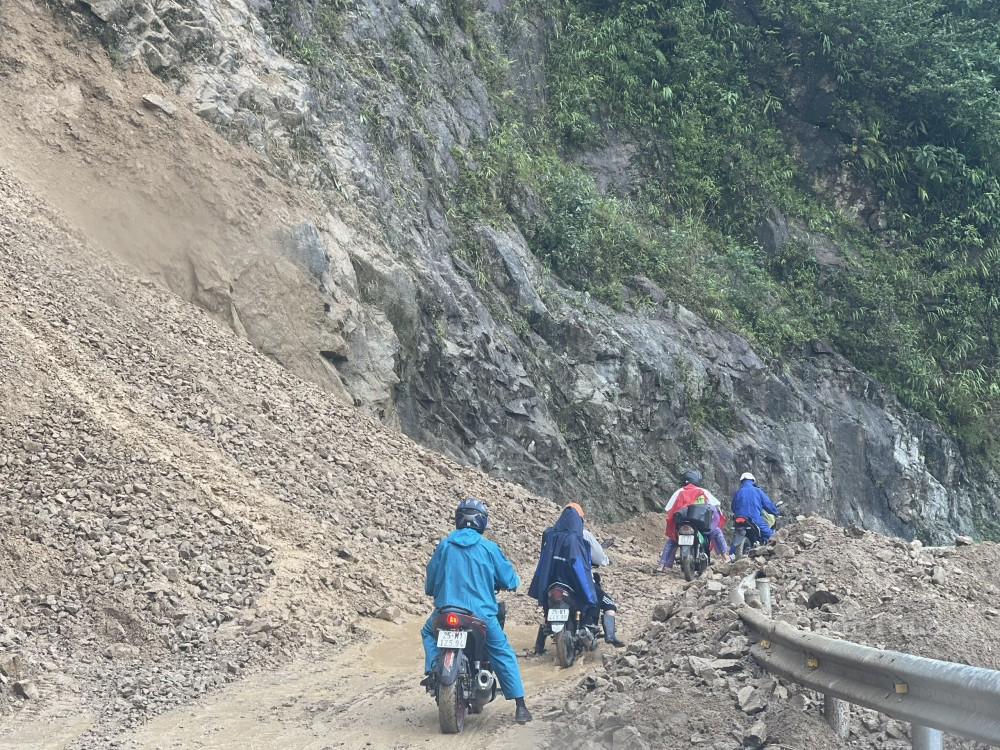 Những chuyến đi lên vùng cao vào mùa mưa thường gắn với rủi ro sạt lở, tắc đường