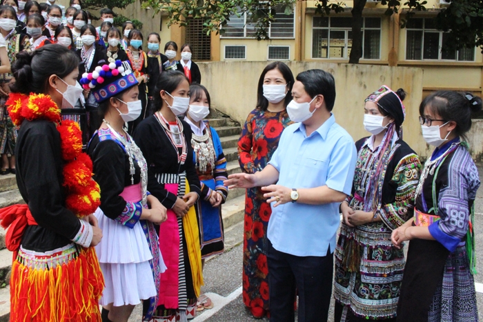 Bộ trưởng, Chủ nhiệm UBDT Hầu A Lềnh trò chuyện cùng thầy cô và các em học sinh Trường Vùng cao Việt Bắc