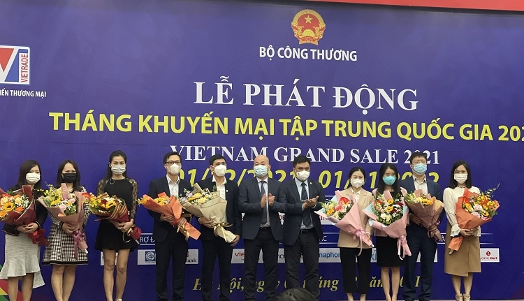 Lãnh đạo Cục Xúc tiến thương mại tặng hoa cho các nhà tài trợ chính của Vietnam Grand Sale 2021