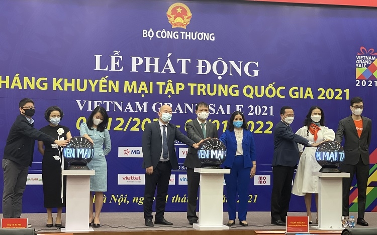 Thứ trưởng Bộ Công Thương Đỗ Thắng Hải và các đại biểu bấm nút phát động Vietnam Grand Sale 2021