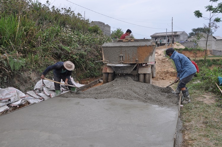 XXây dựng đường nông thôn mới ở huyện Hoàng Su Phì (Hà Giang)