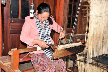 Khuyến công Điện Biên: Góp sức khôi phục nghề dệt thổ cẩm