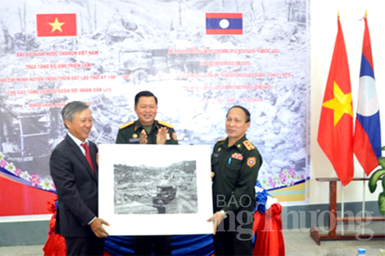 Trao bộ ảnh đường Hồ Chí Minh tặng Bảo tàng lịch sử Quân đội nhân dân Lào