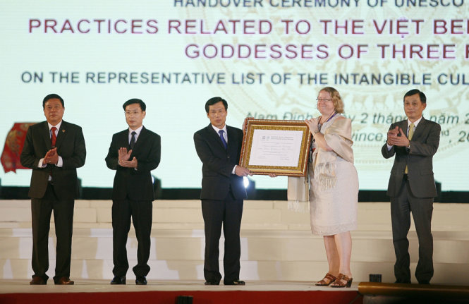 Đón bằng UNESCO cho Thực hành tín ngưỡng Thờ Mẫu tam phủ của người Việt