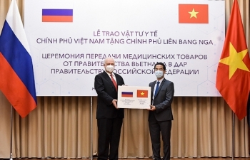 Việt Nam trao tặng Nga vật tư y tế phòng chống dịch Covid-19