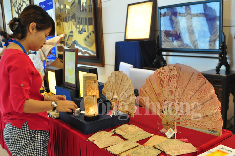Hàng thủ công truyền thống Việt gây ấn tượng với các đại biểu APEC
