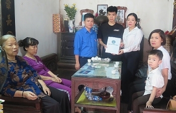 Bảo hiểm Xã hội Việt Nam tặng thẻ bảo hiểm y tế cho con nữ lao công tử nạn