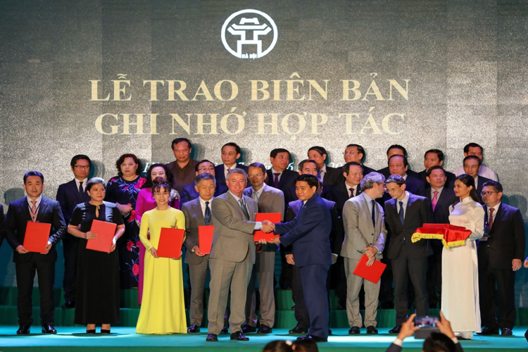 Hà Nội trao bằng khen cho Đại học Anh quốc Việt Nam