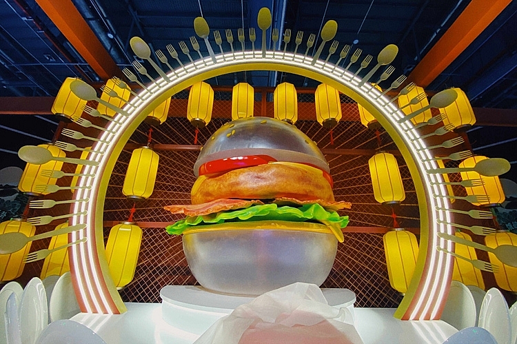 Chiếc bánh burger trong suốt được làm từ công nghệ tương lai và tốt cho sức khỏe, một trong những sản phẩm sáng tạo trưng bày tại TMF 2021.