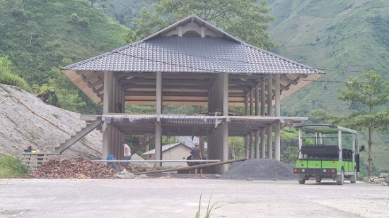Cận cảnh công trình nhà sàn bê tông “khủng” xây dựng trái phép bên sông Nho Quế