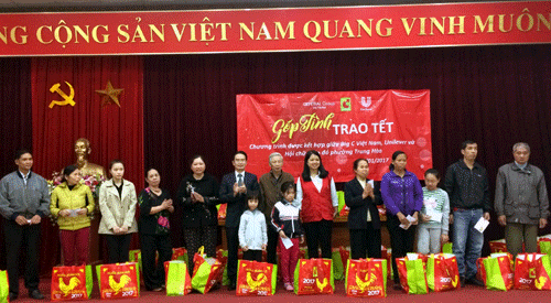 Central Group Việt Nam và Big C cùng Unilever trao tặng 3.600 phần quà Tết