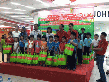 Central Group Việt Nam và Big C tặng 3.600 phần quà cho trẻ em