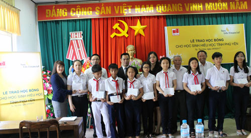 Sun Life Việt Nam trao tặng 350 suất học bổng « Vì tương lai tươi sáng »
