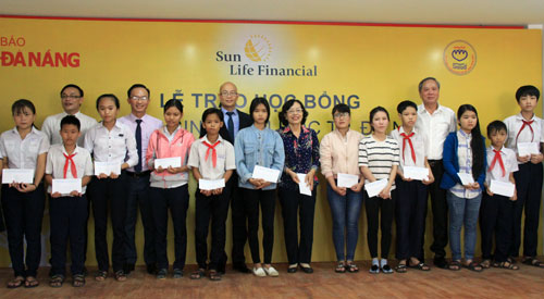 Sun Life Việt Nam trao tặng 350 suất học bổng « Vì tương lai tươi sáng »