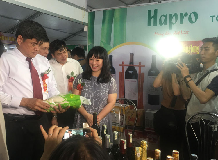 Gạo, rượu vang Hapro đến với Hội chợ nông nghiệp vùng Đồng bằng sông Hồng 2018