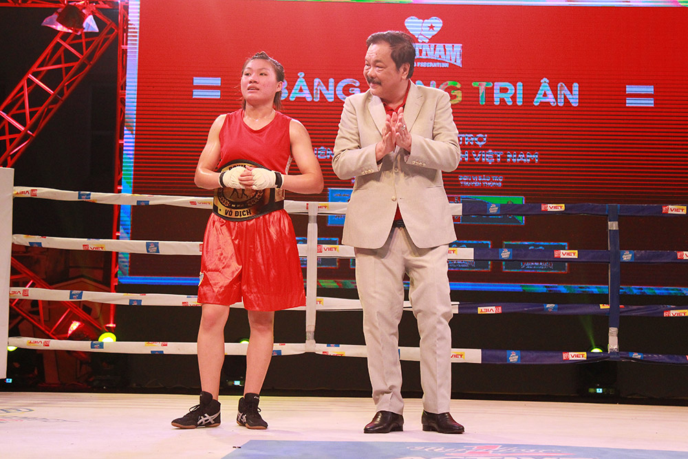 Người Sài Gòn mãn nhãn với sàn đấu boxing lần đầu tiên được tổ chức ngoài trời