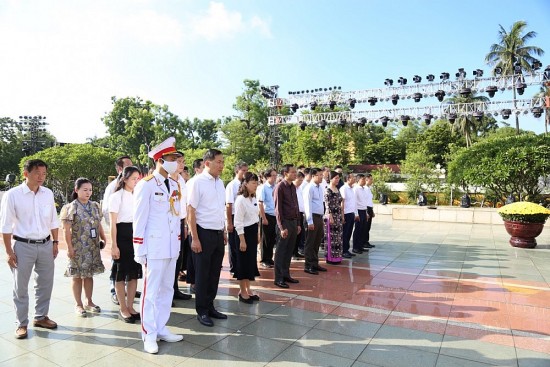 Đảng ủy Tổng công ty Thuốc lá Việt Nam dâng hương tưởng niệm các anh hùng, liệt sỹ