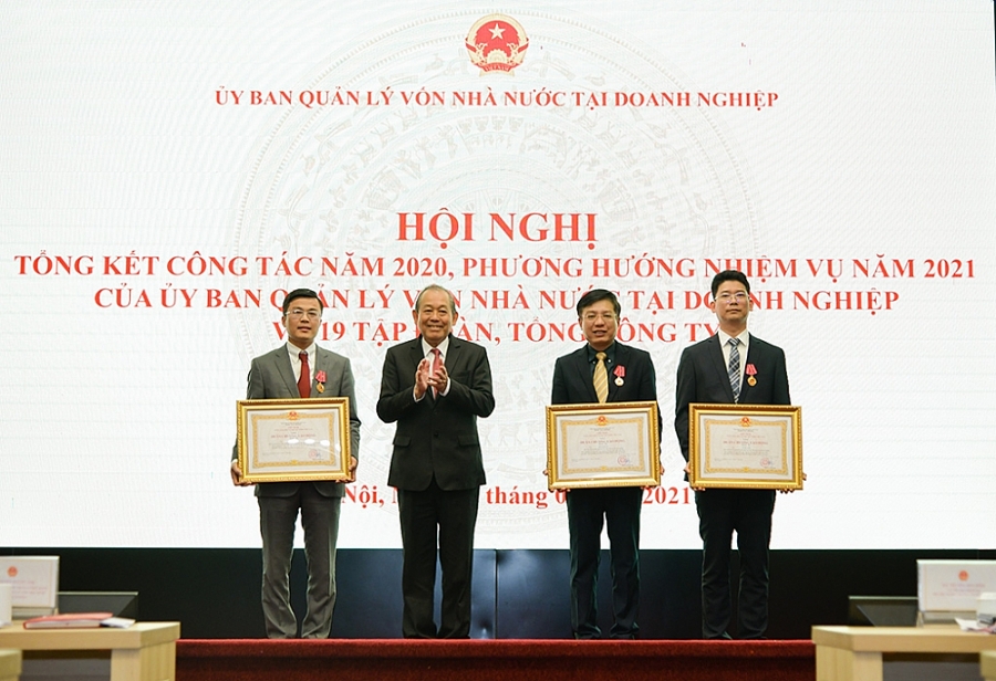 Phó Thủ tướng Thường trực Chính phủ Trương Hòa Bình trao Huân chương Lao động hạng Ba của Chủ tịch nước và Bằng khen của Thủ tướng Chính phủ cho các cá nhân có thành tích xuất sắc