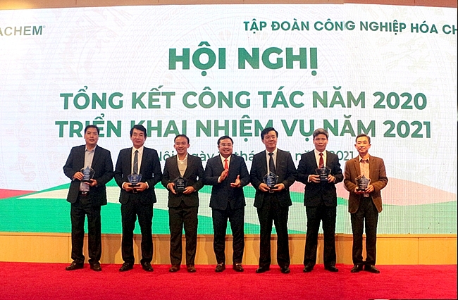 Ông Phùng Quang Hiệp, Tổng giám đốc Tập đoàn trao Cờ thi đua Tập đoàn cho các đơn vị xuất sắc