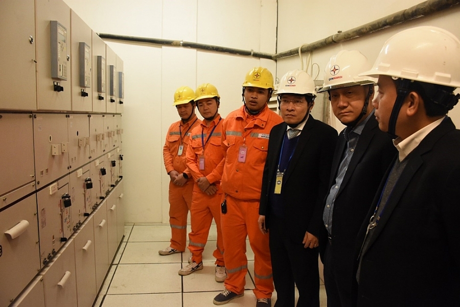 Ông Nguyễn Danh Duyên - Tổng Giám đốc EVNHANOI kiểm tra công tác đảm bảo điện tại Trung tâm Hội nghị Quốc gia