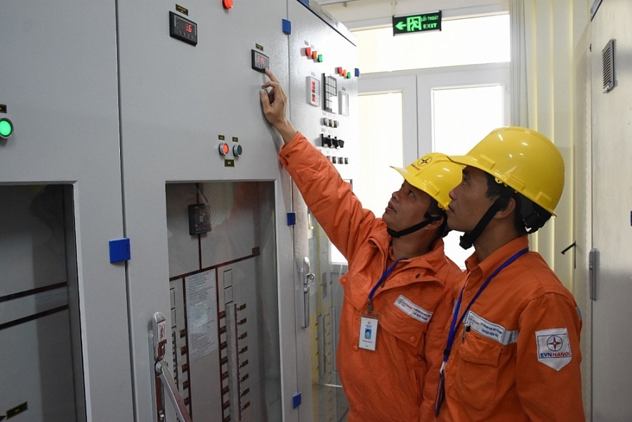 CBCNV Công ty Lưới điện Cao thế TP Hà Nội kiểm tra thông số vận hành