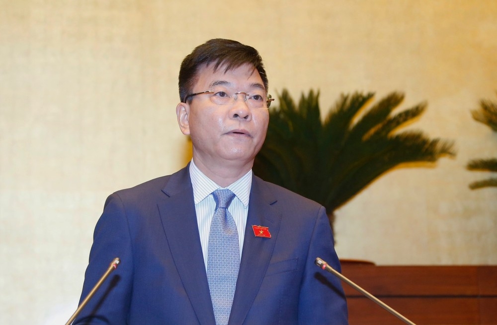 Bộ trưởng Bộ Tư pháp Lê Thành Long trình bày trước Quốc hội Tờ trình về Dự án Luật sửa đổi, bổ sung một số điều của 8 luật